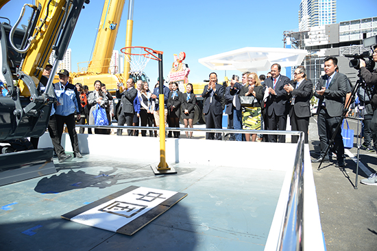 徐工XE35U液壓挖掘機現場揮毫潑墨、投籃表演，成為展場上的“閃亮明星”